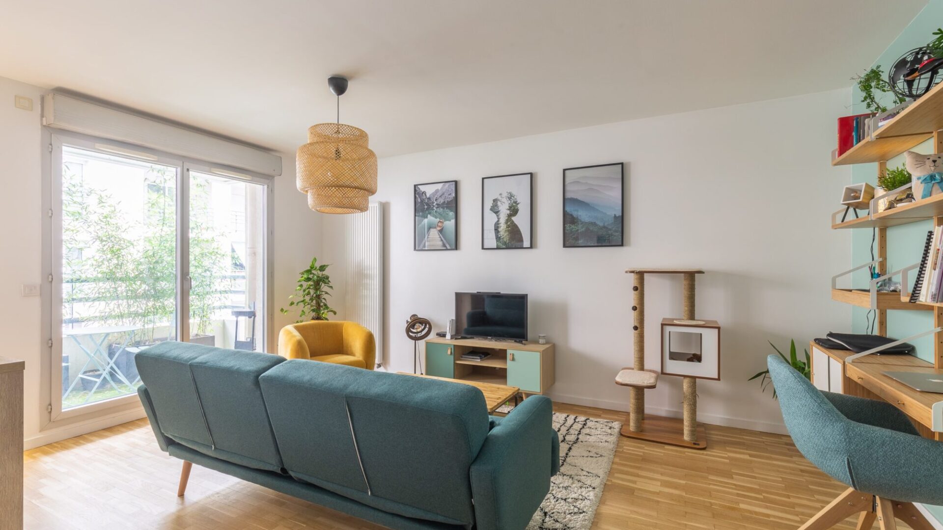 Salon et vue balcon de l’appartement T2 à Lyon 7, par Nestia
