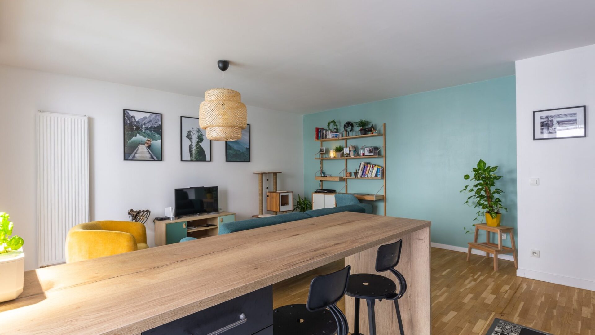 Salon et bar de l’appartement T2 à Lyon 7, par Nestia