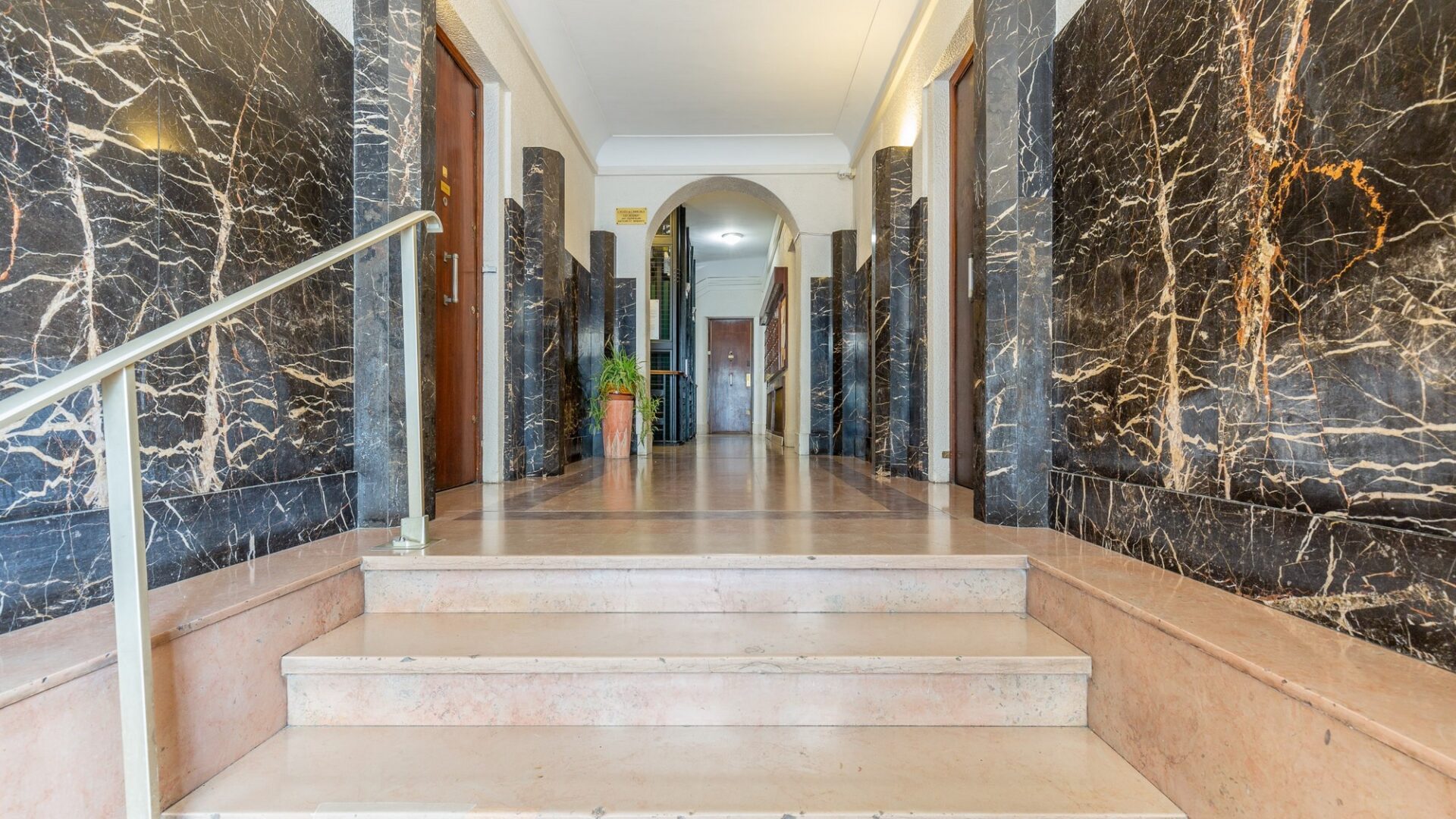 Hall de l’appartement T2 à Lyon 7, par Nestia