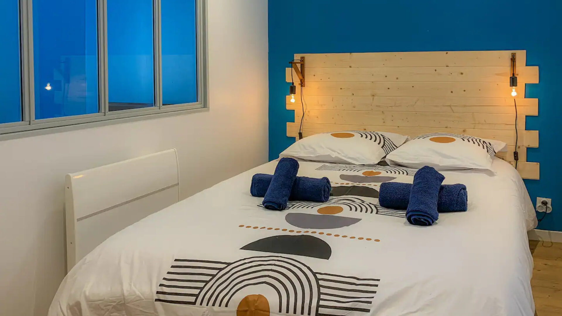 Chambre bleu de l’appartement à Buxy, par Nestia
