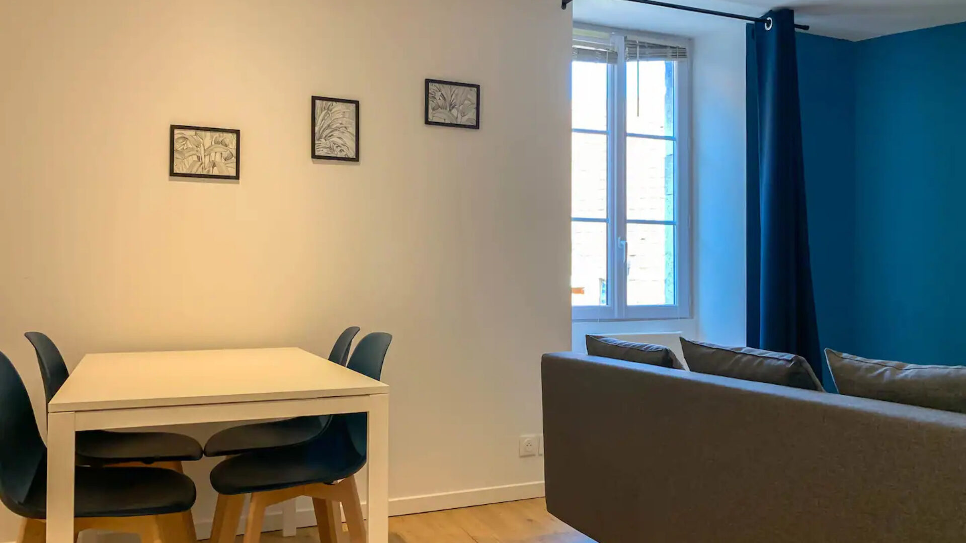 Salon de l’appartement bleu à Buxy, par Nestia