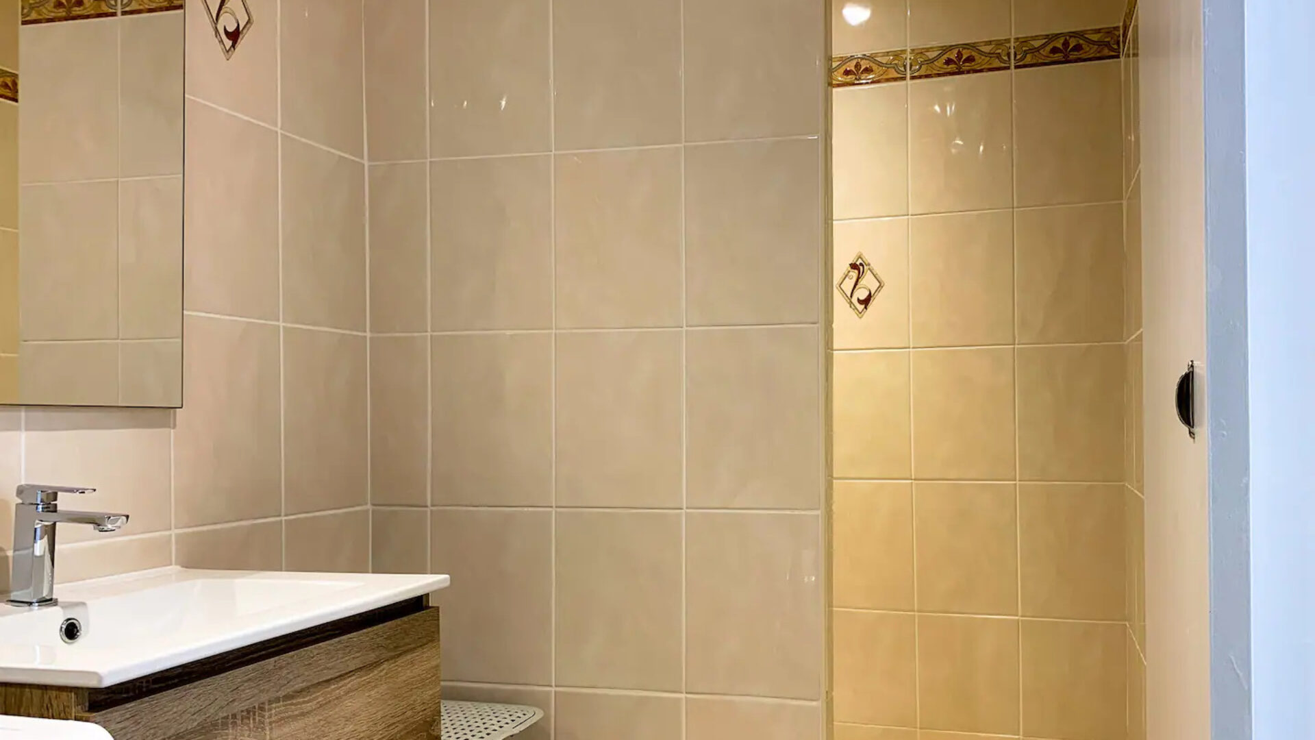 Salle de douche de l’appartement bleu à Buxy, par Nestia
