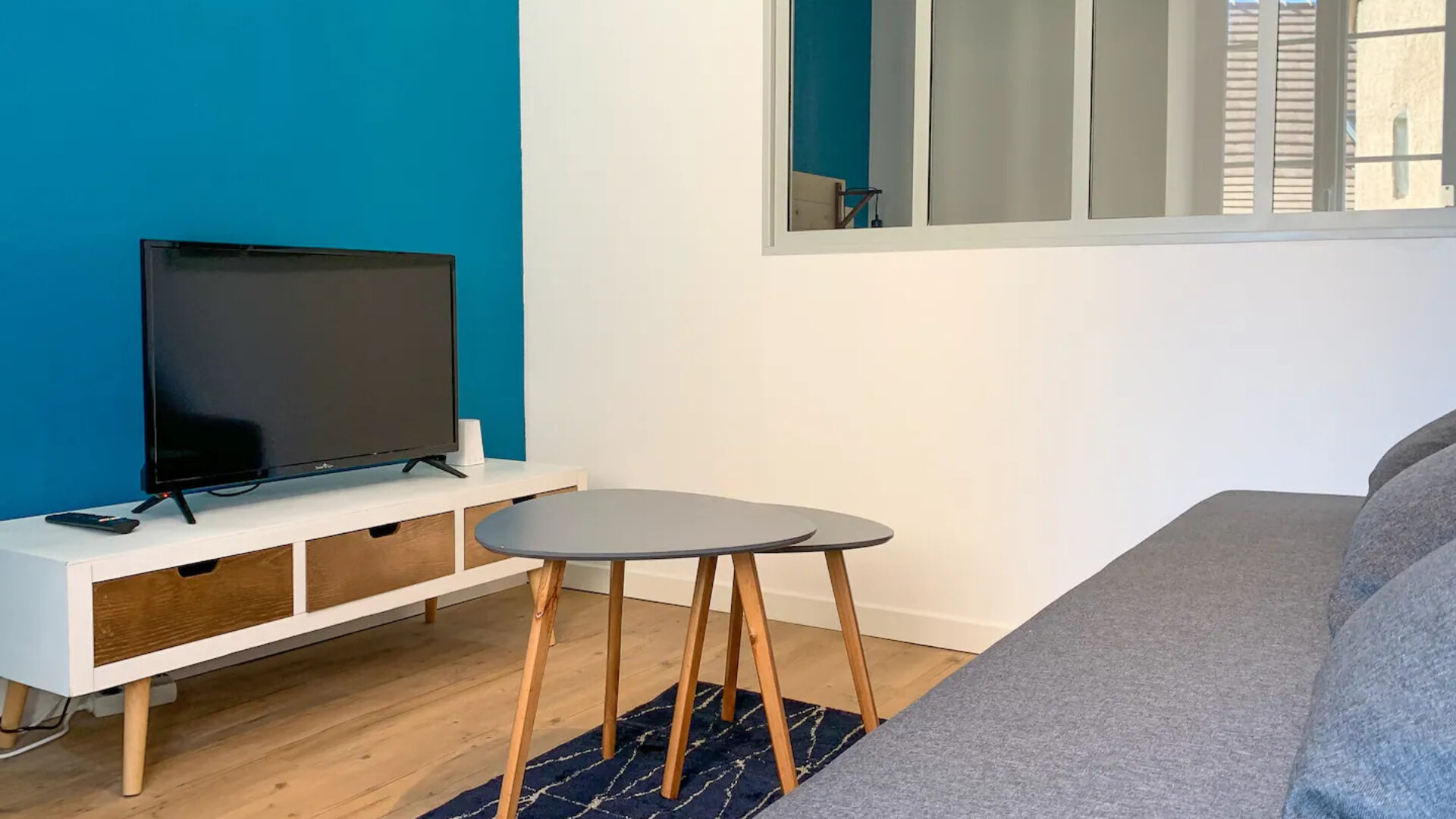 Salon tv de l’appartement bleu à Buxy, par Nestia