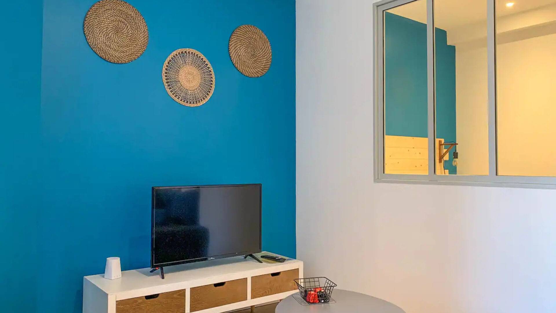 Salon de l’appartement bleu à Buxy, par Nestia