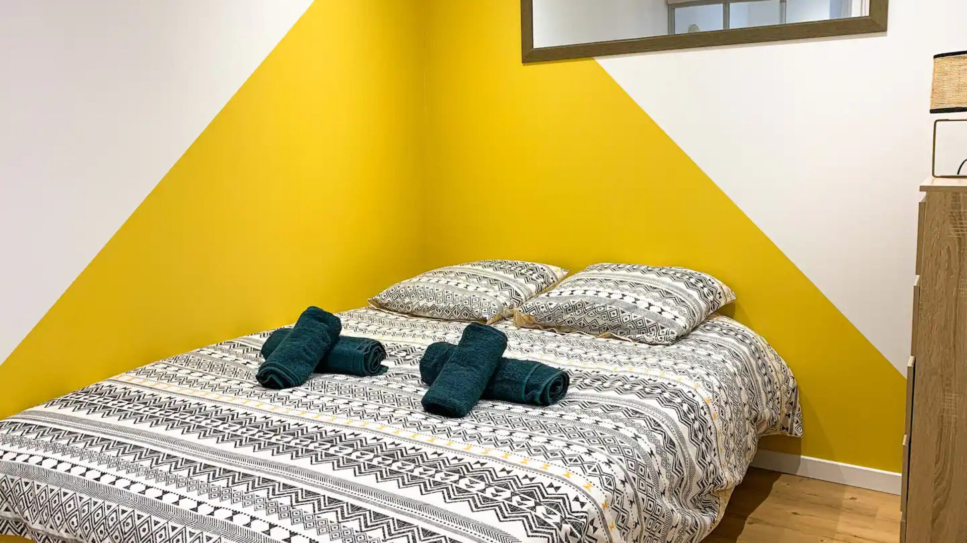 Chambre jaune de l’appartement Buxy, par Nestia