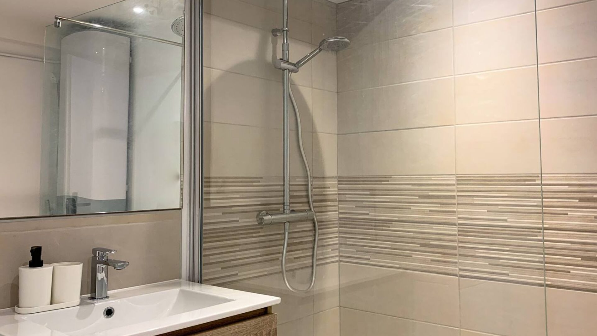 Salle de douche jaune Buxy, par Nestia