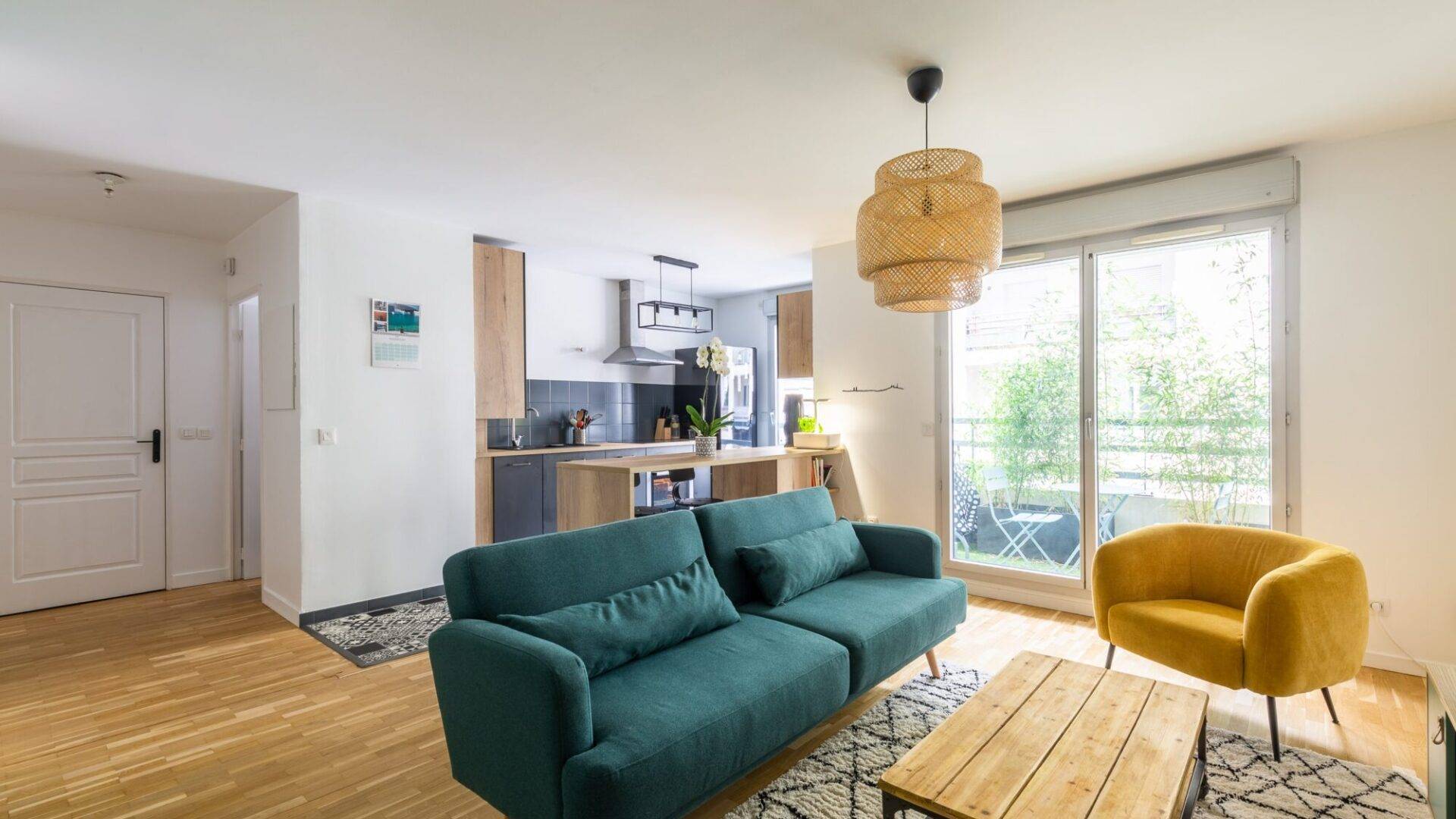 Salon et cuisine de l’appartement T2 à Lyon 7, par Nestia