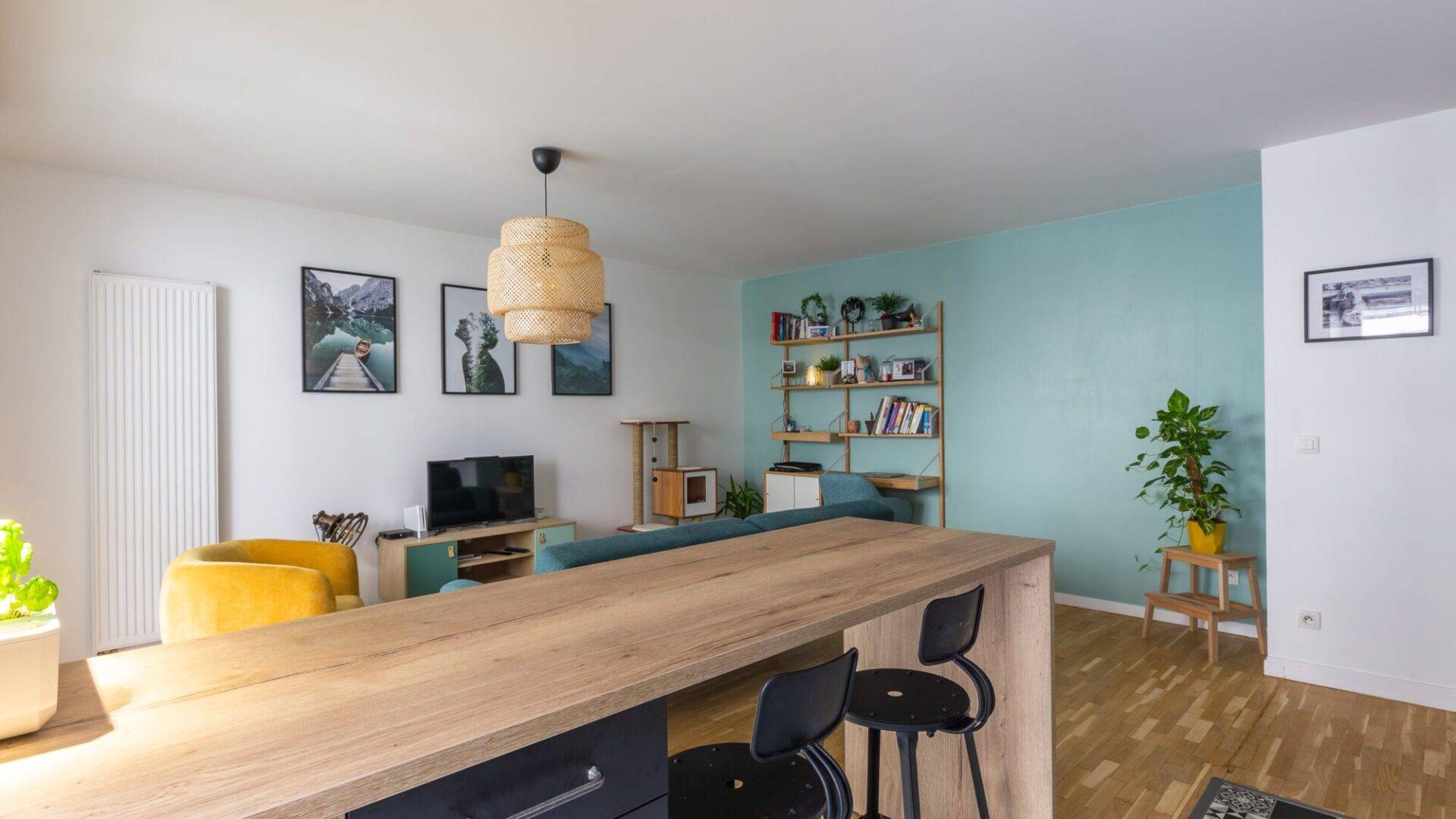 Salon et bar de l’appartement T2 à Lyon 7, par Nestia