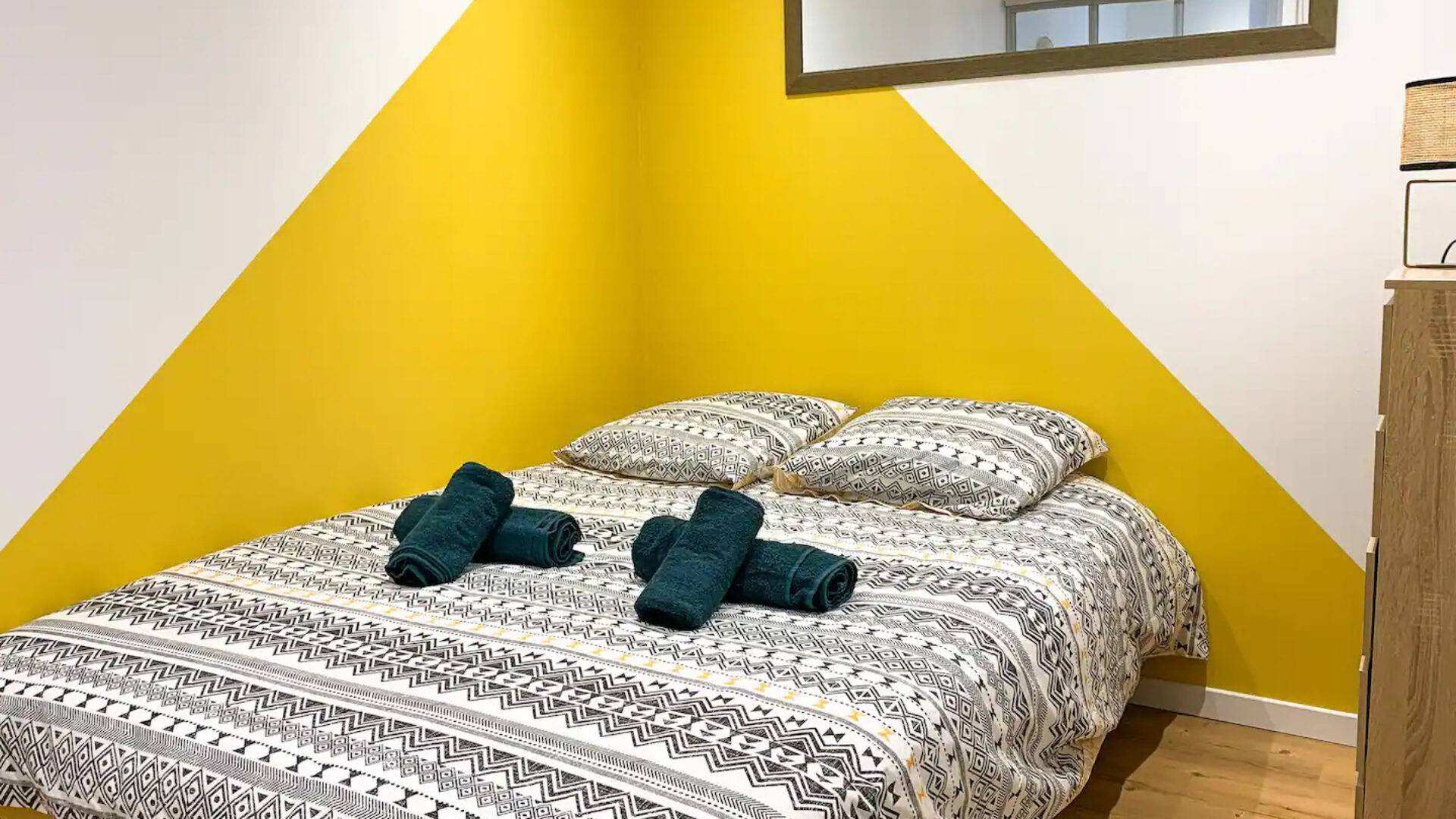 Chambre jaune de l’appartement Buxy, par Nestia