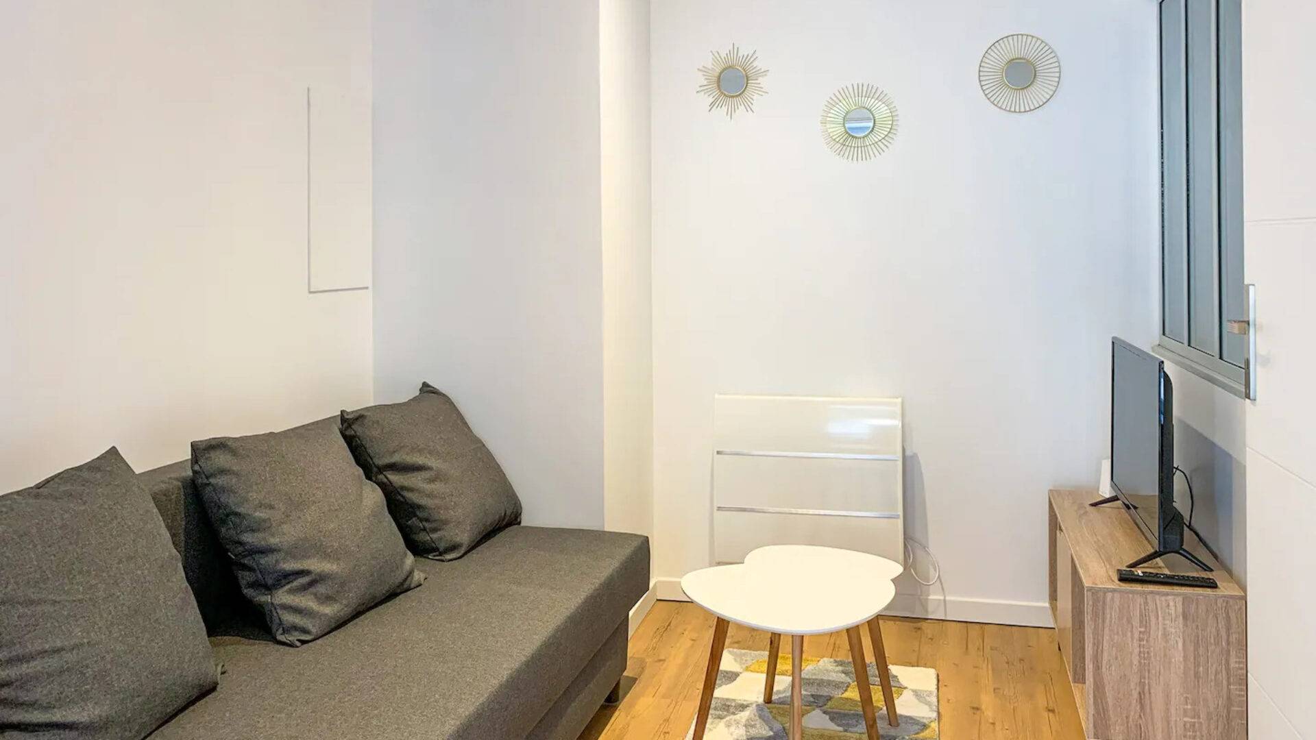 Salon de l’appartement jaune Buxy, par Nestia